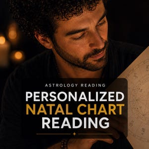 Puede incluir: Un hombre mirando una lectura de carta natal personalizada. La imagen tiene el texto "Astrology Reading" y "Personalized Natal Chart Reading" en letras blancas y doradas sobre un fondo negro. La carta tiene símbolos astrológicos.