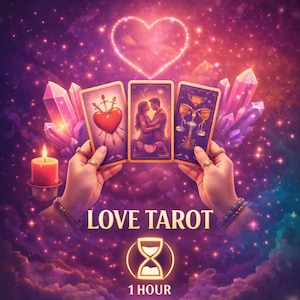 Puede incluir: Imagen artística con cartas del tarot con temática de amor. Las cartas son sostenidas por manos, con una vela y cristales en el fondo. Se muestran las palabras "LOVE TAROT" y "1 HOUR".