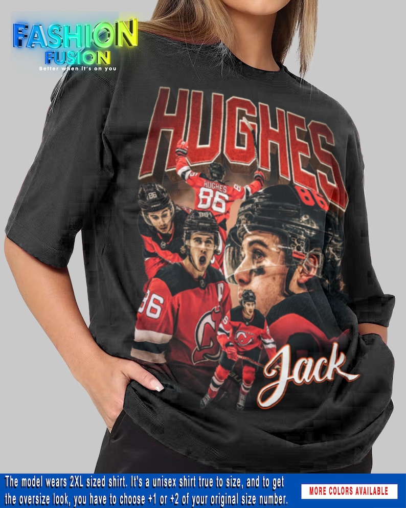 K&ouml;nnte beinhalten: Schwarzes Unisex-T-Shirt mit einer Grafik eines Eishockeyspielers, dem Namen "HUGHES" in Rot und der Spielernummer "86". Der Name "Jack" ist ebenfalls abgebildet. Das Fashion Fusion-Logo ist oben zu sehen.