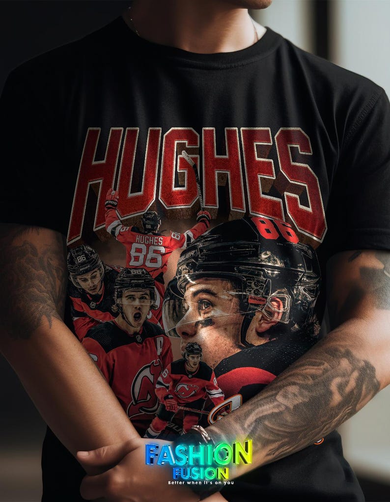 K&ouml;nnte beinhalten: Schwarzes T-Shirt mit einem Hockey-Design. Es zeigt den Namen "HUGHES" in Rot und eine Collage von Hockeyspielern. Das Shirt zeigt auch den Text "FASHION FUSION" in einem farbenfrohen Farbverlauf.