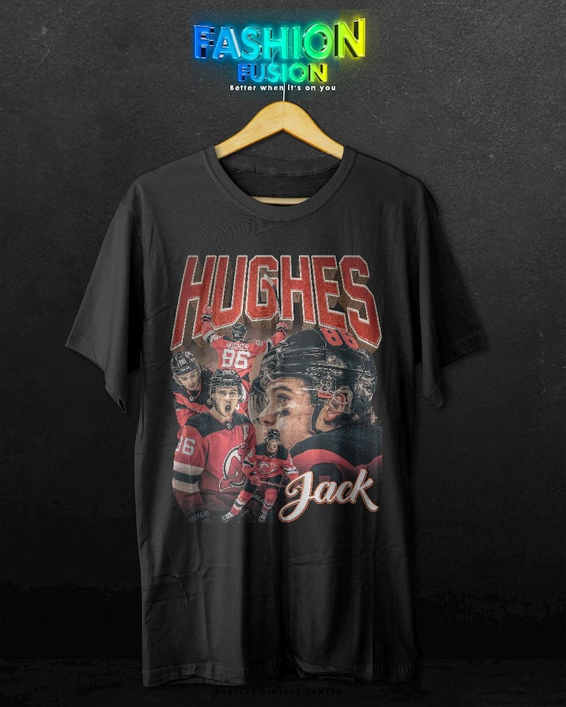 K&ouml;nnte beinhalten: Schwarzes T-Shirt mit einer Hockey-Spieler-Grafik. Das Design zeigt den Namen "HUGHES" in roten Blockbuchstaben, den Spielernamen "Jack" in Schreibschrift und Bilder des Spielers in Aktion. Das Shirt hat auch den Text "Fashion Fusion" oben.