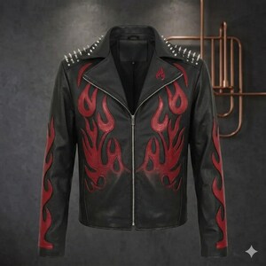 Puede incluir: Chaqueta de cuero negra con diseños de llamas rojas en la parte delantera, las mangas y un pequeño logotipo de llama en el pecho. La chaqueta tiene un cuello con solapas, cierre de cremallera y tachuelas de metal plateado en los hombros.