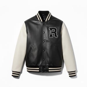 Pode incluir: Um casaco varsity preto com mangas na cor creme, apresentando uma letra R branca grande no peito esquerdo. O casaco possui fecho frontal com botões de pressão, dois bolsos laterais e acabamento canelado às riscas na gola, punhos e bainha.