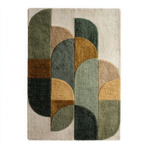 Könnte beinhalten: Ein rechteckiger Teppich mit geometrischem Muster. Der Teppich zeigt ein Design aus gebogenen Formen in Grün-, Braun-, Beige- und Goldtönen vor einem neutralen Hintergrund. Das Design des Teppichs ist modern und abstrakt, passend für verschiedene Einrichtungsstile.