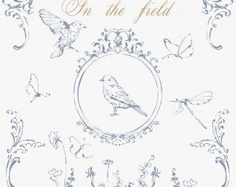 Op de afbeelding: Een wit oppervlak met blauwe inktillustraties van vogels, vlinders, een libel en wilde bloemen. De tekst In the field is gedrukt in een bruin handschrift. Sierlijke krullen omlijsten de hoeken en een centraal ovaal kader.