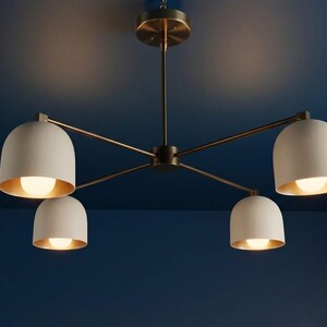 Lámpara colgante moderna de mediados de siglo de la década de 1950 / Lámpara de techo de 4 luces con disco curvo y pátina antigua, estilo Stilnovo, tipo araña Sputnik.