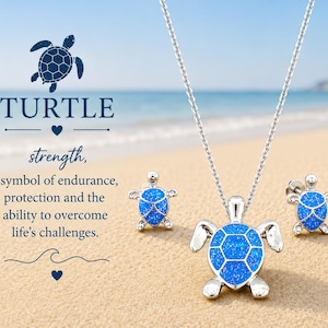 Könnte beinhalten: Ein silberfarbenes Set aus Halskette und Ohrsteckern mit schildkrötenförmigen Anhängern und leuchtend blauen, glitzernden Panzern. Der Text lautet: TURTLE strength, a symbol of endurance, protection and the ability to overcome life's challenges.