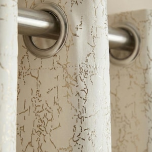 Può includere: Un set di tre tazze in ceramica con finitura opaca e macchiettata. Le tazze sono nei toni crema, grigio chiaro e grigio scuro. Ogni tazza ha un design semplice e minimalista, perfetto per caffè o tè.