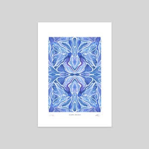 Könnte beinhalten: Ein gerahmter Kunstdruck mit einem symmetrischen Aquarelldesign in Blau- und Lilatönen. Das Kunstwerk zeigt ein sich wiederholendes Muster stilisierter blattartiger Formen. Der Druck ist signiert und nummeriert 1/25, mit dem Namen der Künstlerin, Aisha Raika.