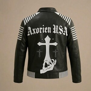 Può includere: Giacca in pelle nera con dettagli bianchi e la scritta "Axorien USA" sul retro. La giacca presenta un grande disegno a croce bianca con croci più piccole e una grafica a mano. Strisce bianche adornano le spalle e la vita.