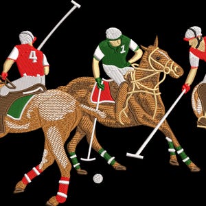 以下が含まれることがあります： ポロの試合の刺繍画像。赤と緑のジャージと白いヘルメットを着用した3人の騎手が馬に乗って描かれています。馬は茶色で詳細なステッチが施されており、背景は黒です。