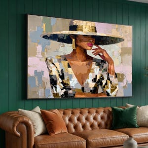 Mujer elegante con sombrero de ala ancha, retrato moderno sobre lienzo, arte abstracto de moda para pared, lienzo en tonos dorados y neutros, decoración elegante y con estilo para el hogar.