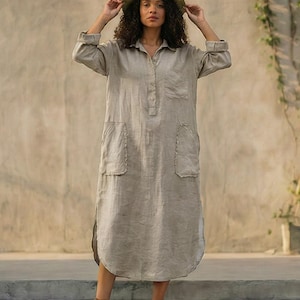 Abito camicia in lino con bottoni frontali e tasche applicate, abito stile camicia, tasca frontale, abito con spacco laterale, abito estivo in lino