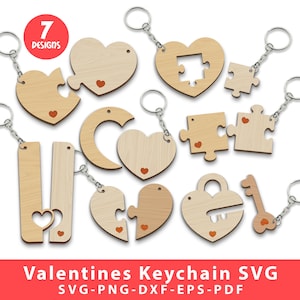 Könnte beinhalten: Eine Sammlung von Holzschlüsselanhängern in verschiedenen Formen, darunter Herzen, Puzzleteile und ein Schlüssel, jeweils mit einem kleinen roten Herz. Die Schlüsselanhänger sind an silbernen Schlüsselringen befestigt. Der Text "7 Designs" und "Valentines Keychain SVG" ist enthalten.
