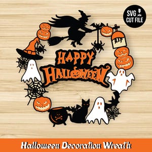 Può includere: Una ghirlanda decorativa di Halloween con una strega, zucche, fantasmi e ragni. Le parole "Happy Halloween" sono al centro. Le parole "Halloween Decoration Wreath" sono in basso. La ghirlanda è nera, arancione e bianca.