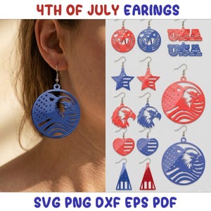 Op de afbeelding: Een collectie rode, witte en blauwe oorbellen met patriottische ontwerpen, waaronder Amerikaanse zeearenden, sterren, harten en de tekst USA. De oorbellen zijn uitgevoerd in diverse vormen zoals cirkels, sterren, harten en driehoeken met uitgesneden details.