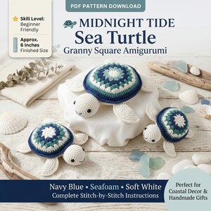 Op de afbeelding: Een PDF-patroon download voor een Midnight Tide zeeschildpad Granny Square Amigurumi. De afbeelding toont twee gehaakte schildpadden met marineblauwe, zeegroene en witte schilden en witte lichamen. De tekst geeft een afmeting van 15 cm aan.