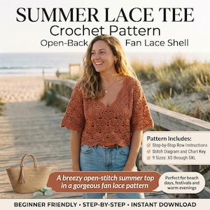 Op de afbeelding: Een roestkleurige gehaakte top met een waaiervormig kantpatroon, korte mouwen en een V-hals. De tekst luidt: SUMMER LACE TEE Crochet Pattern, Open-Back, Fan Lace Shell, Pattern Includes: Step-by-Step Row Instructions, Stitch Diagram and Chart Key.