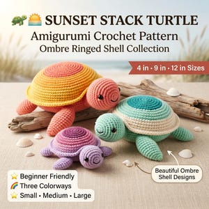 Puede incluir: Tres tortugas amigurumi de ganchillo en tamaños pequeño, mediano y grande. Las tortugas presentan caparazones degradados en tonos amarillo-naranja, morado y verde azulado-blanco. El texto dice SUNSET STACK TURTLE Amigurumi Crochet Pattern.