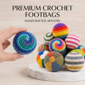 Puede incluir: Una colección de pelotas de crochet esféricas con varios patrones que incluyen espirales, rayas y diseños de bloques de color en tonos vibrantes. El texto PREMIUM CROCHET FOOTBAGS HANDCRAFTED ARTISTRY aparece sobre las bolas de hilo.