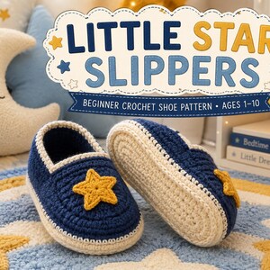 Può includere: Un paio di pantofole all'uncinetto blu navy e crema con un'applicazione a forma di stella gialla sul davanti. Il testo "LITTLE STAR SLIPPERS" e "BEGINNER CROCHET SHOE PATTERN • AGES 1-10" è visualizzato in un bordo decorativo a nuvola.