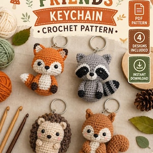 Op de afbeelding: Een digitaal haakpatroon getiteld Woodland Friends Keychain met vier amigurumi-dieren: een vos, een wasbeer, een egel en een eekhoorn. Het document bevat tekst die aangeeft dat het beginnersvriendelijk is, een PDF-patroon, 4 ontwerpen inbegrepen en een directe download.