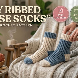 Könnte beinhalten: Ein Paar gerippte Häkel-Haussocken mit einem Color-Block-Design in Creme und Blau. Der Text lautet COZY RIBBED HOUSE SOCKS BEGINNER CROCHET PATTERN, mit runden Symbolen für PDF PATTERN, ADULT SIZE und COZY & EASY.
