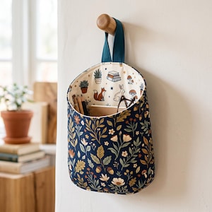 Nähvorlage für eine hängende Aufbewahrungstasche „Botanical Haven“ (PDF), Schnittmuster für einen Wandorganizer aus Stoff, sofort zum Ausdrucken