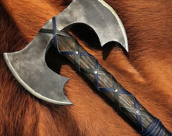 Handgesmede tweekoppige Vikingbijl – verzamelobject, decor, met leer omwikkeld handvat