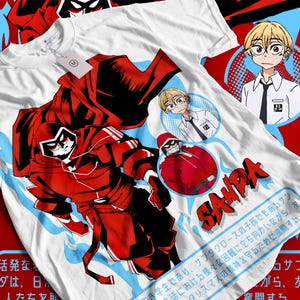Könnte beinhalten: Weißes T-Shirt mit einer großen rot-schwarzen Grafik einer maskierten Figur mit Umhang und dem Wort "SANPA" in Rot. Zusätzliche Cartoon-Illustrationen und japanischer Text sind ebenfalls vorhanden.