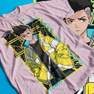 Pode incluir: Camiseta rosa claro com um personagem de anime estilizado em uma jaqueta amarela e branca. O gr&aacute;fico inclui a palavra "ARTIME" em azul e amarelo. Uma segunda imagem do personagem &eacute; vis&iacute;vel.