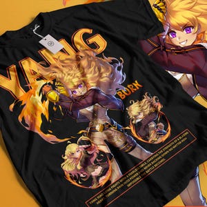 Puede incluir: Camiseta negra con una ilustración vibrante de un personaje con cabello amarillo y ojos morados, empuñando llamas. La palabra "YANG" se muestra en amarillo, con la palabra "BURN" encima del personaje. El texto en la parte inferior dice "YANG XIAO LONG FIGHTS..."