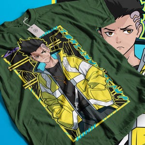 Pode incluir: T-shirt verde escuro com um personagem de anime estilizado em um casaco amarelo e branco. O design inclui formas geom&eacute;tricas e texto. Uma etiqueta est&aacute; presa &agrave; camiseta. Tema futurista.