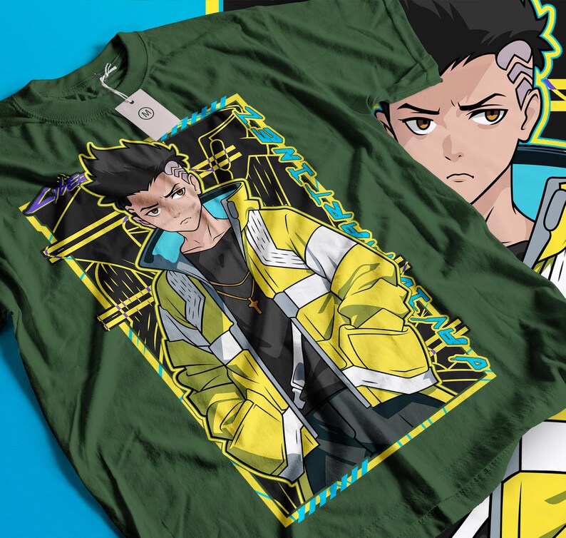 Pode incluir: T-shirt verde escuro com um personagem de anime estilizado em um casaco amarelo e branco. O design inclui formas geom&eacute;tricas e texto. Uma etiqueta est&aacute; presa &agrave; camiseta. Tema futurista.