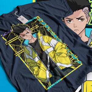 Pode incluir: Camiseta azul marinho com um personagem de anime estilizado em uma jaqueta amarela e branca, com o texto "ART TWIST". O design inclui um fundo preto com detalhes amarelos e um pingente de cruz. A camiseta &eacute; feita de material macio.