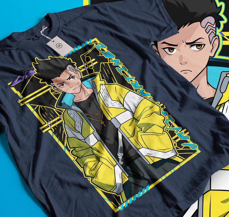 Pode incluir: Camiseta azul marinho com um personagem de anime estilizado em uma jaqueta amarela e branca, com o texto "ART TWIST". O design inclui um fundo preto com detalhes amarelos e um pingente de cruz. A camiseta &eacute; feita de material macio.