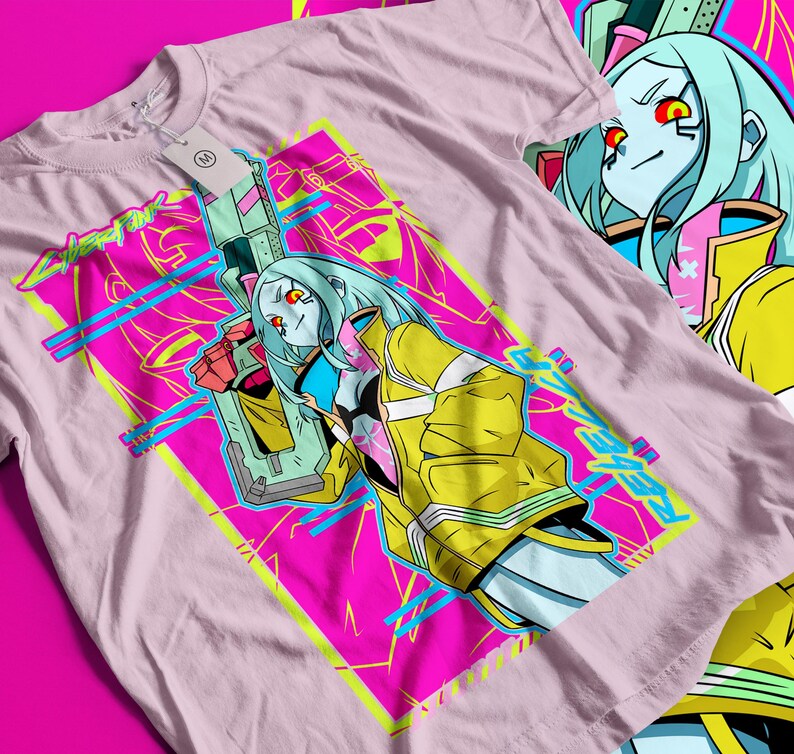 Op de afbeelding: Een lichtroze t-shirt met een levendig grafisch ontwerp. Het ontwerp toont een vrouwelijk anime-personage met blauw haar en een gele jas, die een futuristisch wapen vasthoudt. De achtergrond is een mix van roze, gele en blauwe geometrische vormen.