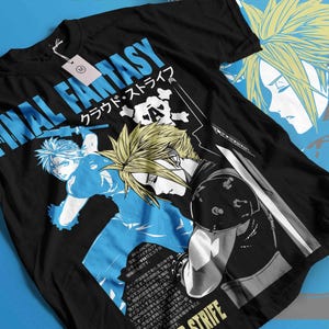 Puede incluir: Camiseta negra de Final Fantasy con un diseño de Cloud Strife. El diseño incluye texto japonés y las palabras "FINAL FANTASY" en azul. Una segunda imagen de Cloud está en el fondo.
