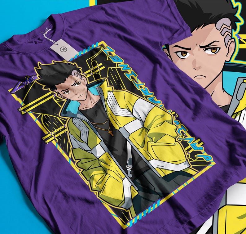 Pode incluir: Camiseta roxa com um personagem de anime estilizado usando uma jaqueta amarela e branca. O gr&aacute;fico inclui o rosto do personagem e a palavra "ART" em um design geom&eacute;trico. Uma etiqueta est&aacute; presa &agrave; camiseta.