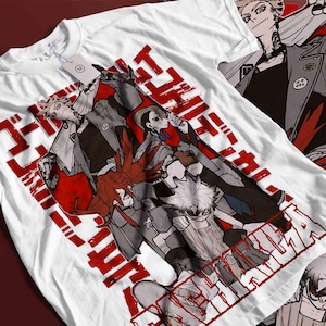 Könnte beinhalten: Weißes T-Shirt mit einem rot-schwarzen Anime-Stil-Grafik. Das Design umfasst mehrere Charaktere und japanischen Text. Ein Etikett ist angebracht. Das T-Shirt wird auf einer flachen Oberfläche präsentiert.