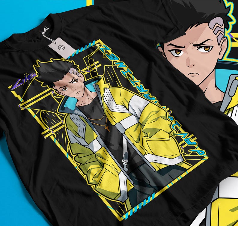 Pode incluir: Camiseta preta com uma ilustra&ccedil;&atilde;o em estilo anime de uma pessoa usando uma jaqueta amarela e branca. O gr&aacute;fico inclui o texto "ART IN WEST" em um design amarelo e azul. Uma etiqueta est&aacute; presa &agrave; camiseta.