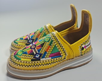 Babuchas marroquíes coloridas para mujer y hombre, hechas a mano, bordadas, estilo boho, sin cordones – Zapatos planos étnicos de cuero – Pantuflas marroquíes bohemias