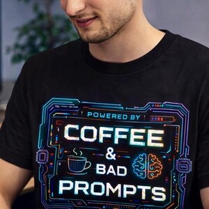 Zabawna koszulka z AI zasilana kawą i złymi podpowiedziami, koszulka z humorem technicznym, prezent dla programisty, koszulka z żartem ChatGPT, koszulka z humorem dla programisty