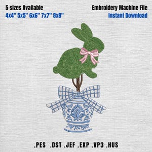 Puede incluir: Un archivo de máquina de bordar con un conejito topiario verde con un lazo rosa, sobre un jarrón decorativo azul y blanco. El diseño está disponible en 5 tamaños, desde 10,16 cm x 10,16 cm hasta 20,32 cm x 20,32 cm. El texto dice "Descarga instantánea de archivo de máquina de bordar."