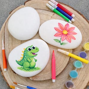 Könnte beinhalten: Ein Set aus drei Keramikbechern mit gesprenkelter, matter Oberfläche. Die Becher sind in Creme-, Hellgrau- und Dunkelgrautönen gehalten. Jeder Becher hat ein schlichtes, minimalistisches Design, perfekt für Kaffee oder Tee.