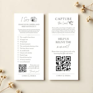 Op de afbeelding: Twee witte trouwkaarten met zwarte tekst. Eén kaart zegt "I Spy" met een camera-afbeelding en een lijst met momenten om vast te leggen. De andere kaart zegt "Capture the love!" en bevat een QR-code. Beide kaarten dragen de namen "CHRIS & ERIKA".