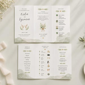 Könnte beinhalten: Ein dreifach gefaltetes Hochzeitsprogramm auf weißem Papier mit salbeigrünen Aquarellakzenten. Der Text enthält "Welcome to the wedding of Erika and Tyranne," "Our Story," "Order of Ceremony," und "Wedding Day Timeline" mit floralen Illustrationen.
