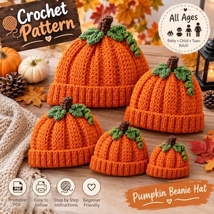 Puede incluir: Cinco gorros de ganchillo con forma de calabaza naranja en varios tamaños, cada uno con un borde acanalado, un tallo marrón y hojas verdes con un zarcillo. La imagen incluye el texto Crochet Pattern, All Ages y Pumpkin Beanie Hat.