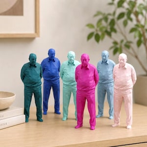 Op de afbeelding: Een verzameling van zes staande menselijke figuren met een geometrische, low-poly oppervlaktestructuur. Elk figuur is uitgevoerd in een effen, levendige kleur, waaronder taling, koningsblauw, mintgroen, magenta, lichtblauw en lichtroze.