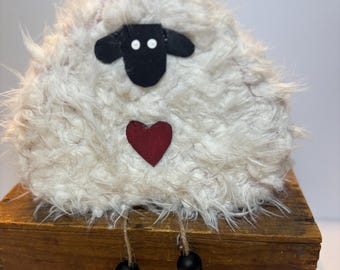 手作りのふわふわ羊の飾り｜素朴な農家風の棚飾り｜カントリーコテージ風のアクセント